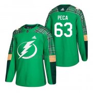 Camiseta Hockey Tampa Bay Lightning Matthew Peca 2018 Dia de San Patricio Verde